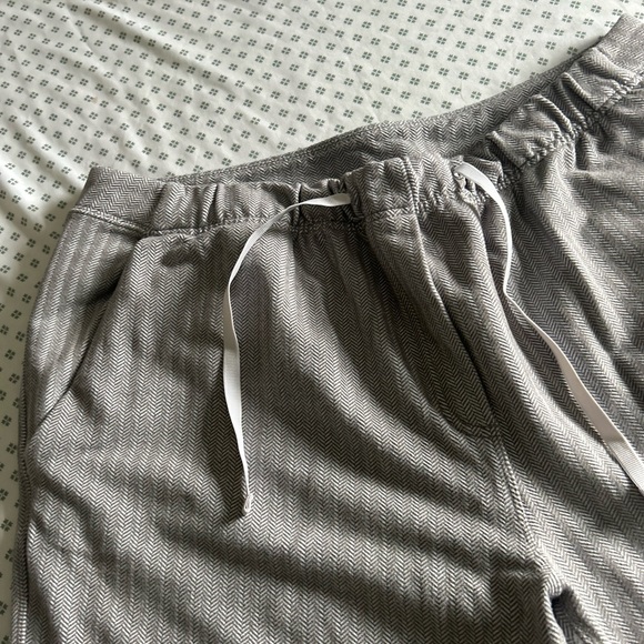Gorgeous gently used Lululemon cropped stretch drawstring, trousers. - Picture 4 of 5